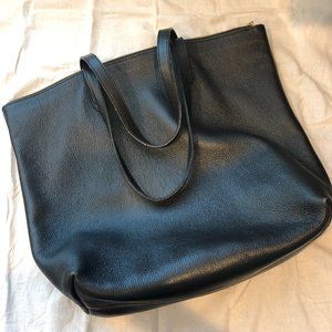 Cuyana Classic Leather Zip Tote in Black